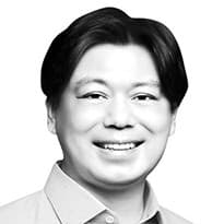 [비즈 칼럼] 노동시장 차별 철폐, 경쟁 촉진이 선행돼야